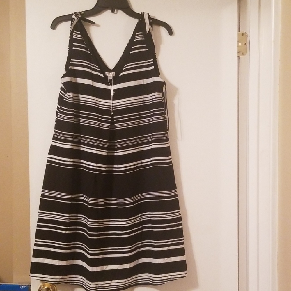 Short black and white dress